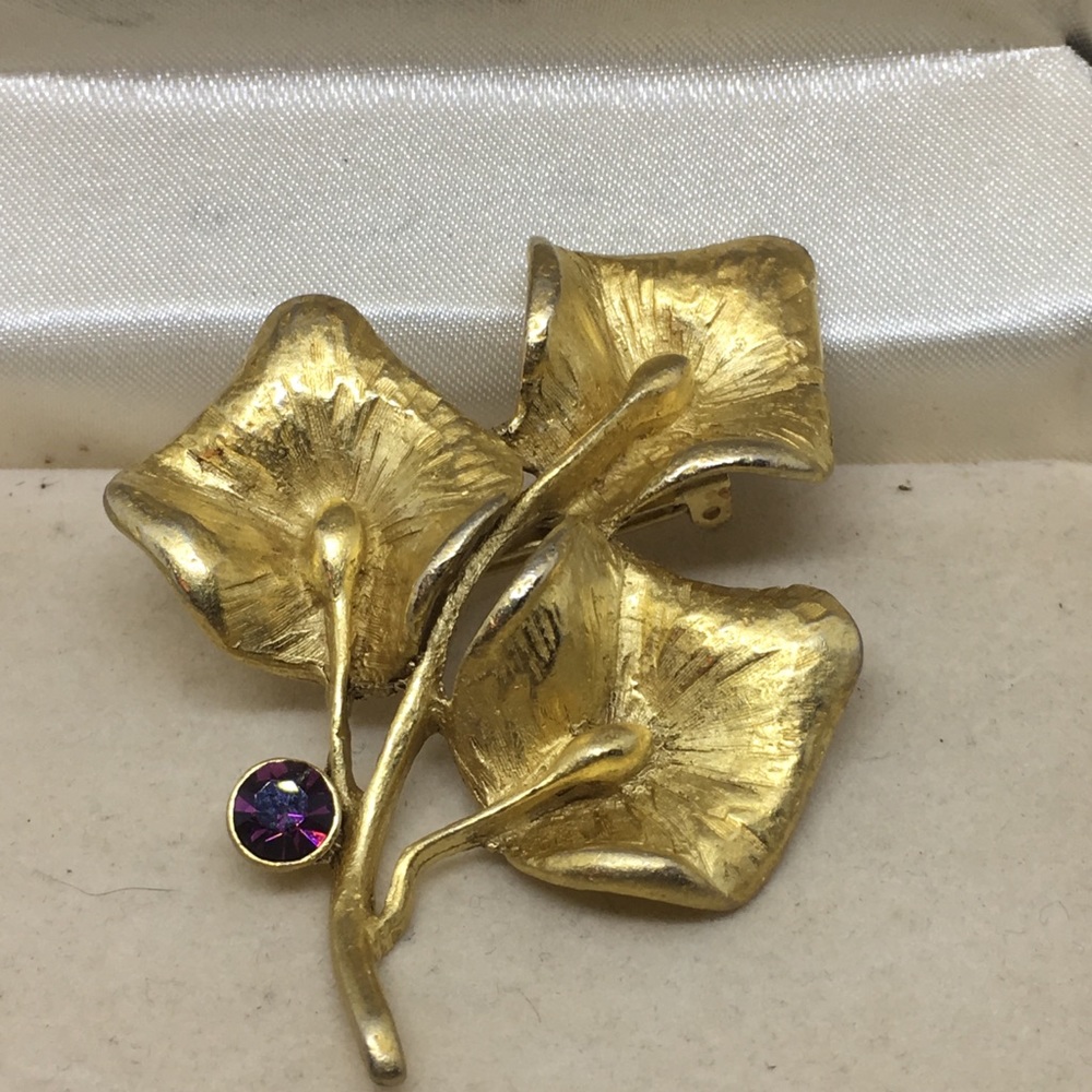 Vintage gold tone brooch w/amethyst colored stone